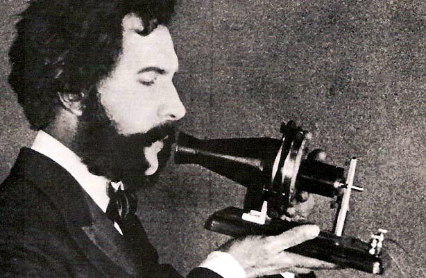 HISTORISK: Alexander Graham Bell gjennomfører verdens første telefonsamtale i Boston laboratory 1876.